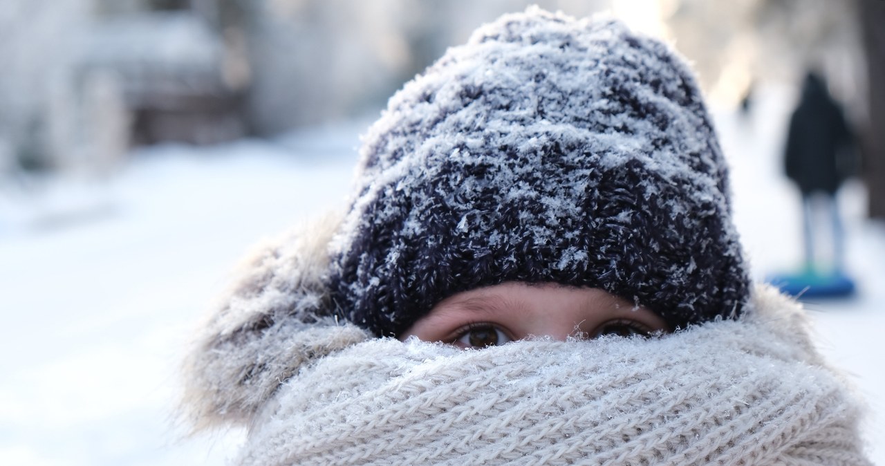 Silne mrozy i gęste mgły w Polsce. Ostrzeżenia IMGW
