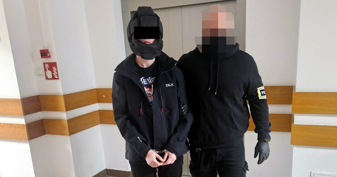 Atak nożownika w warszawskim tramwaju. Pasażerowie i policjanci zapobiegli tragedii