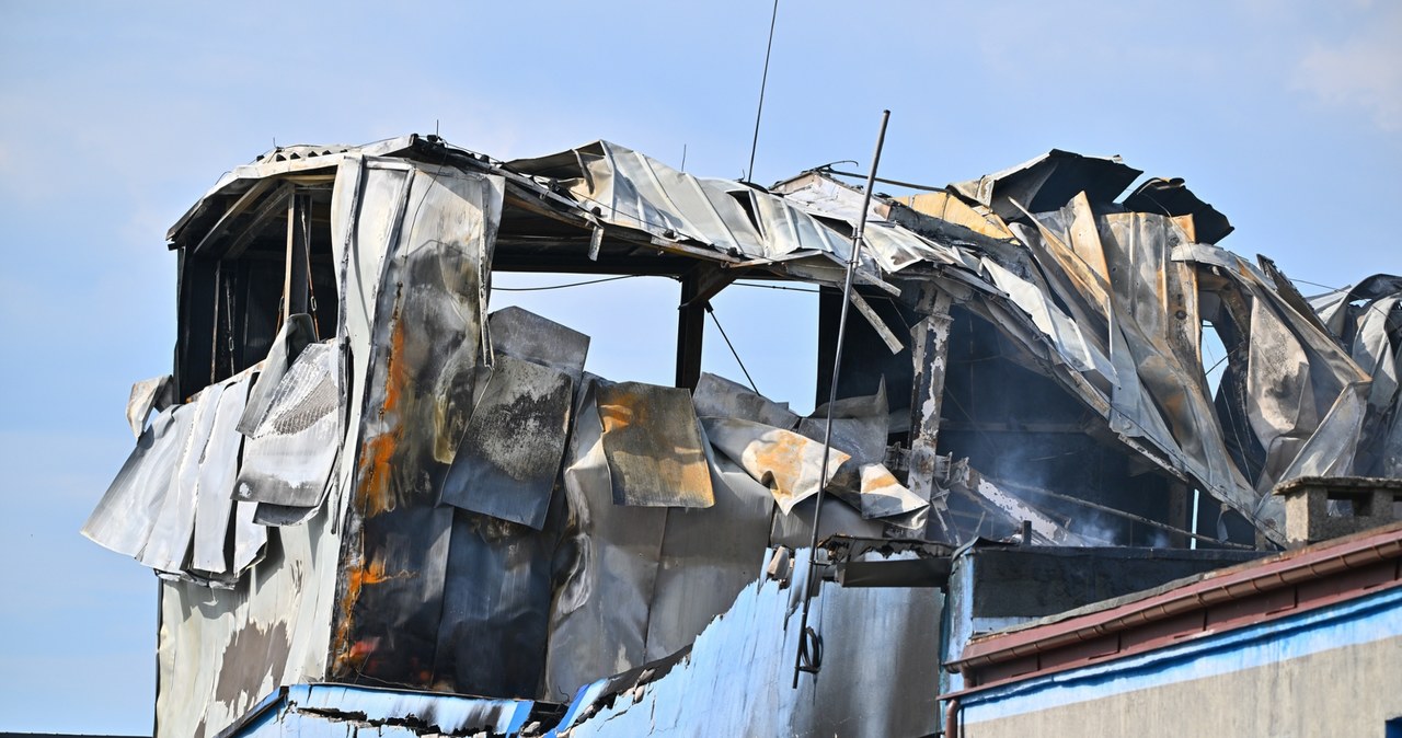 Jest śledztwo w sprawie pożaru hali w Mińsku Mazowieckim. Spaleniznę czuć nadal