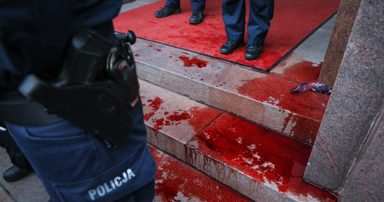 ​Wybita szyba i czerwona farba przy wejściu do MSZ. Protest ws. Strefy Gazy