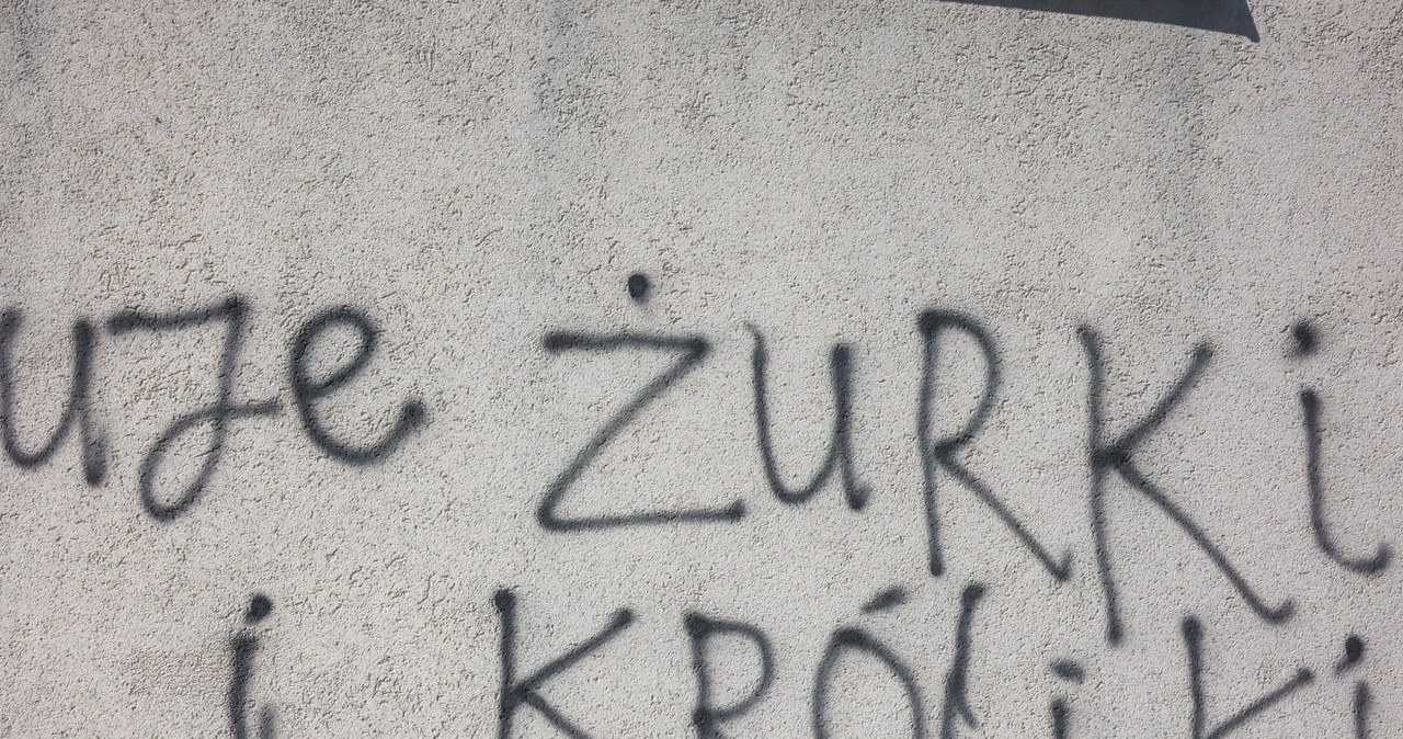 Elewacja łódzkiego sądu zniszczona przez wandali