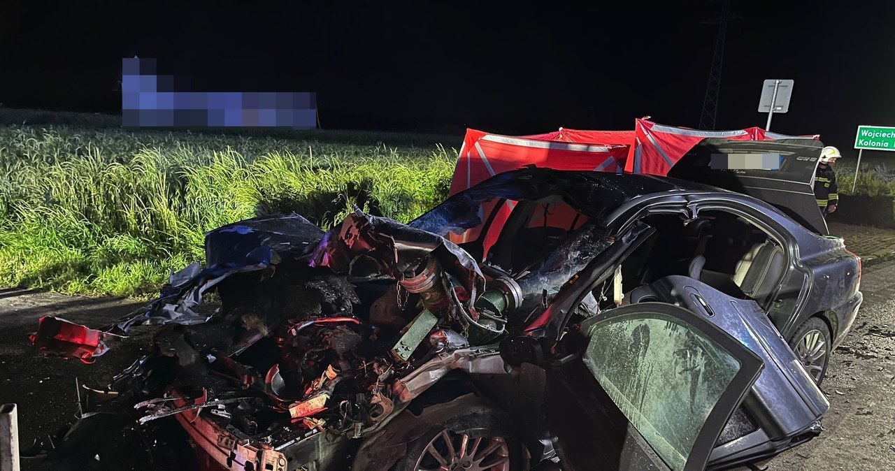 Koszmarny wypadek na Lubelszczyźnie. Volvo uderzyło w ciągnik