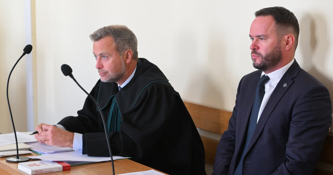 Wojewoda polecił zdjąć krzyż w sali urzędu. Jest wyrok