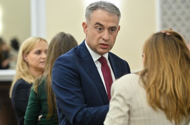 „Trzeba nałożyć chomąto”. Gawkowski: Internet został zatruty