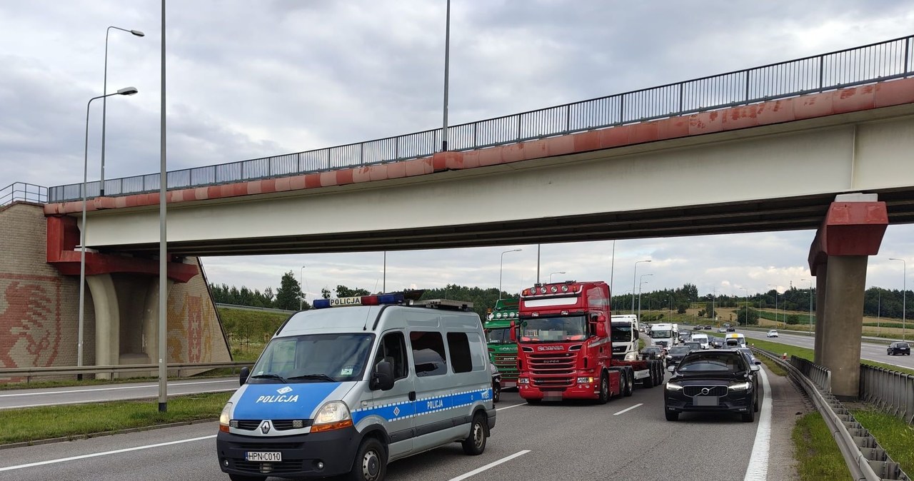 Kierowca tira zasnął za kierownicą. Miał 2 promile alkoholu
