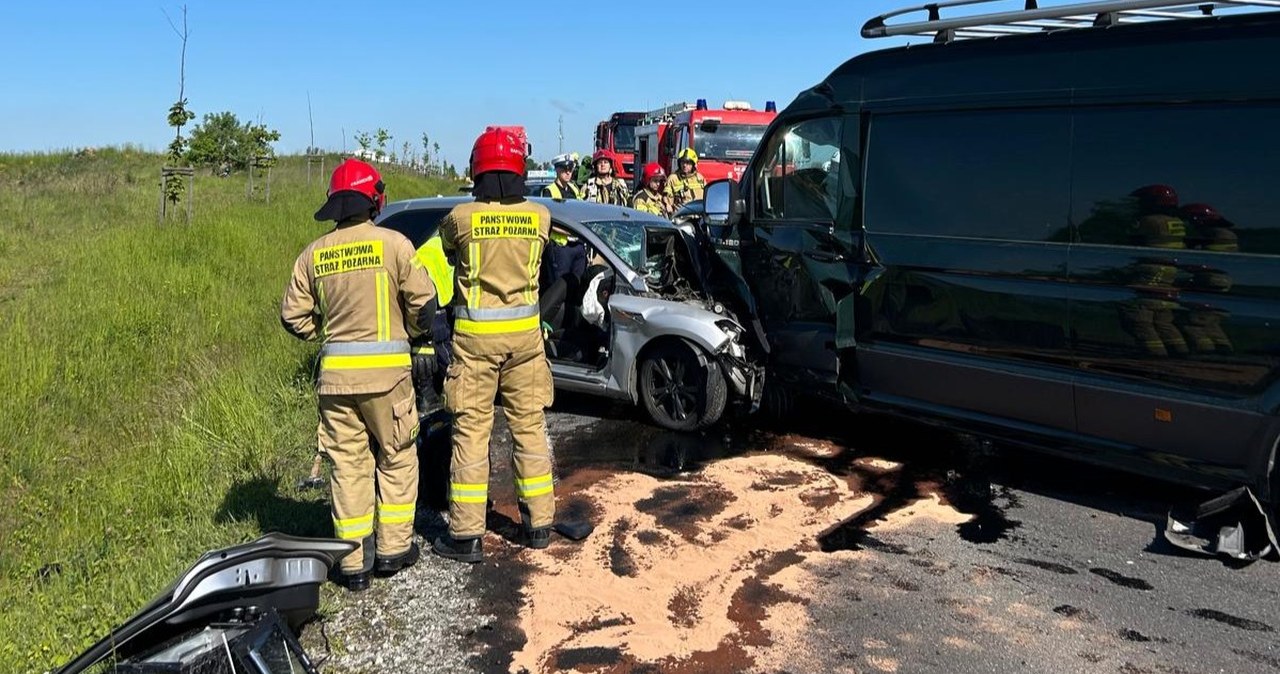 Zderzenie osobówki z busem. Tragiczny wypadek w Wielkopolsce