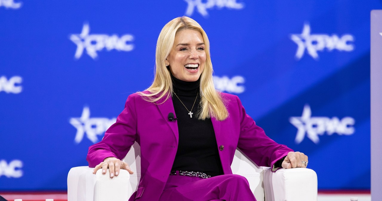 Pierwsza taka nagroda w historii. Pam Bondi przekazała milion dolarów