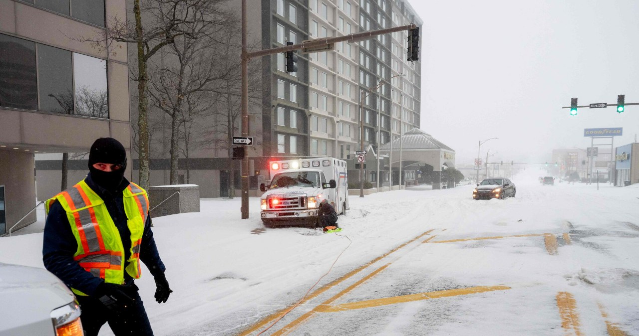 Prawie 300 tys. odbiorców bez prądu, tysiące lotów odwołanych. Atak zimy paraliżuje USA