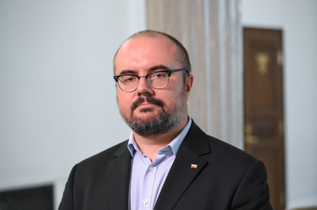 „Cieszą się Sasin, Kurski i Tusk”. Poseł Jabłoński o kulisach negocjacji