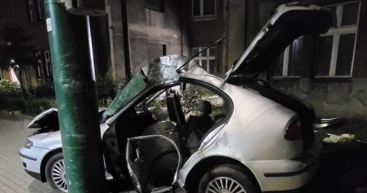 Auto niemal "owinęło się" wokół słupa. W środku 18-latek i 17-latka