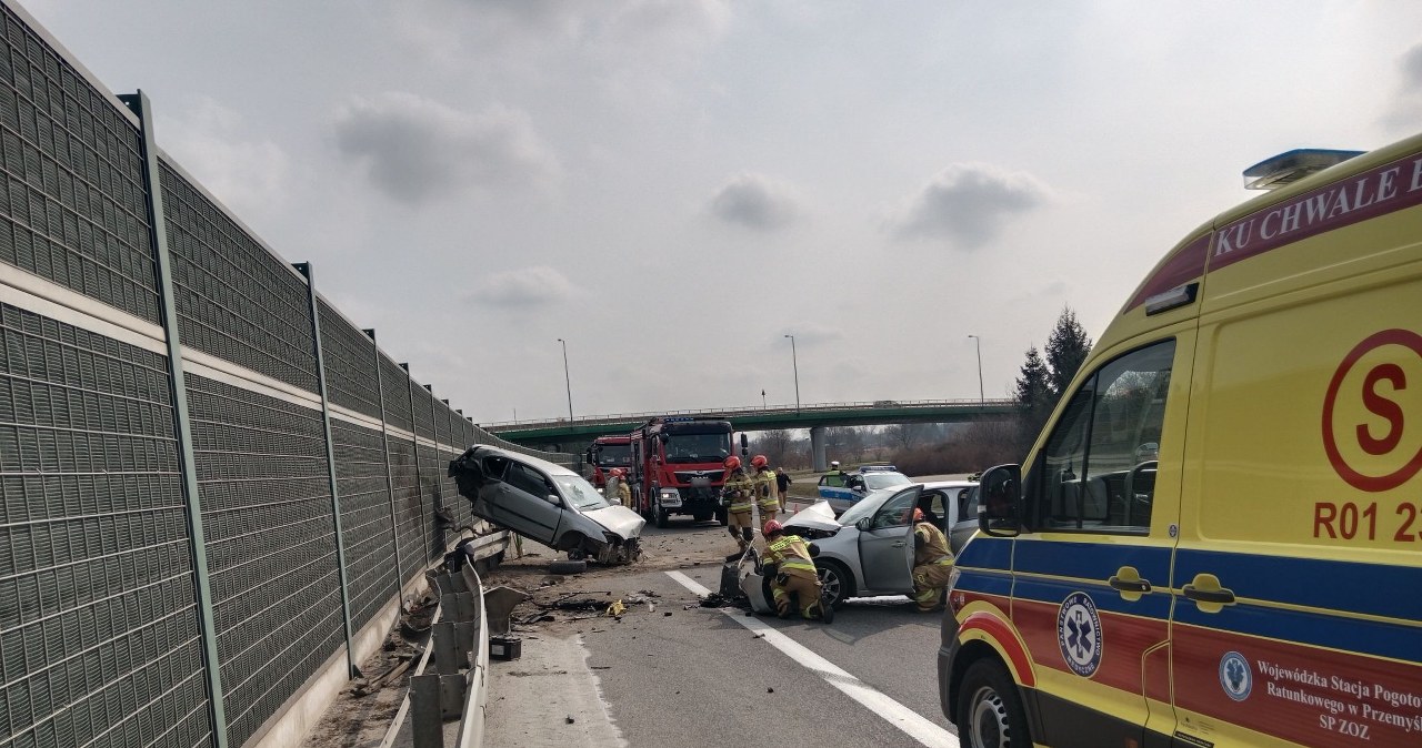 ​Groźny wypadek na Podkarpaciu. Samochód wylądował na barierze