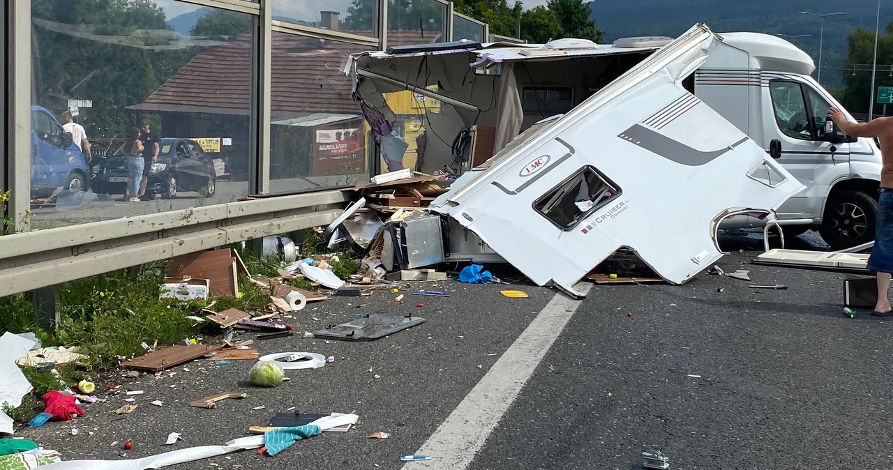 Zderzenie kampera z ciężarówką na zakopiance. Dwie osoby ranne