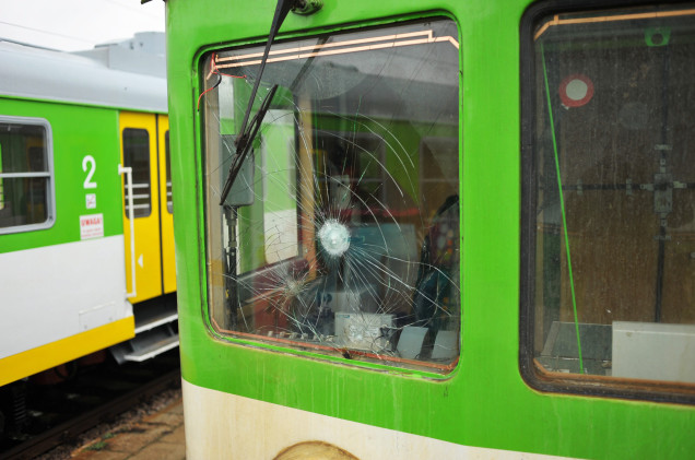 Pociąg pod Warszawą jak po ostrzale. Pęknięte szyby i wgniecenia