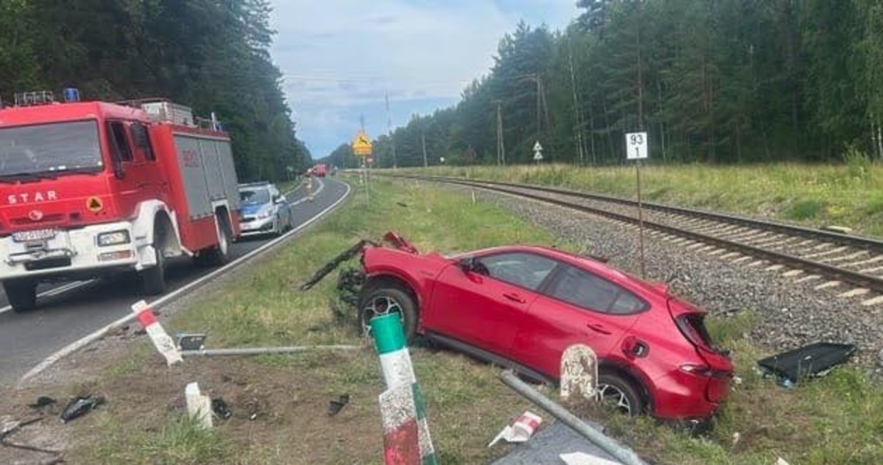 Zderzenie szynobusu z alfa romeo. Dwie osoby w szpitalu