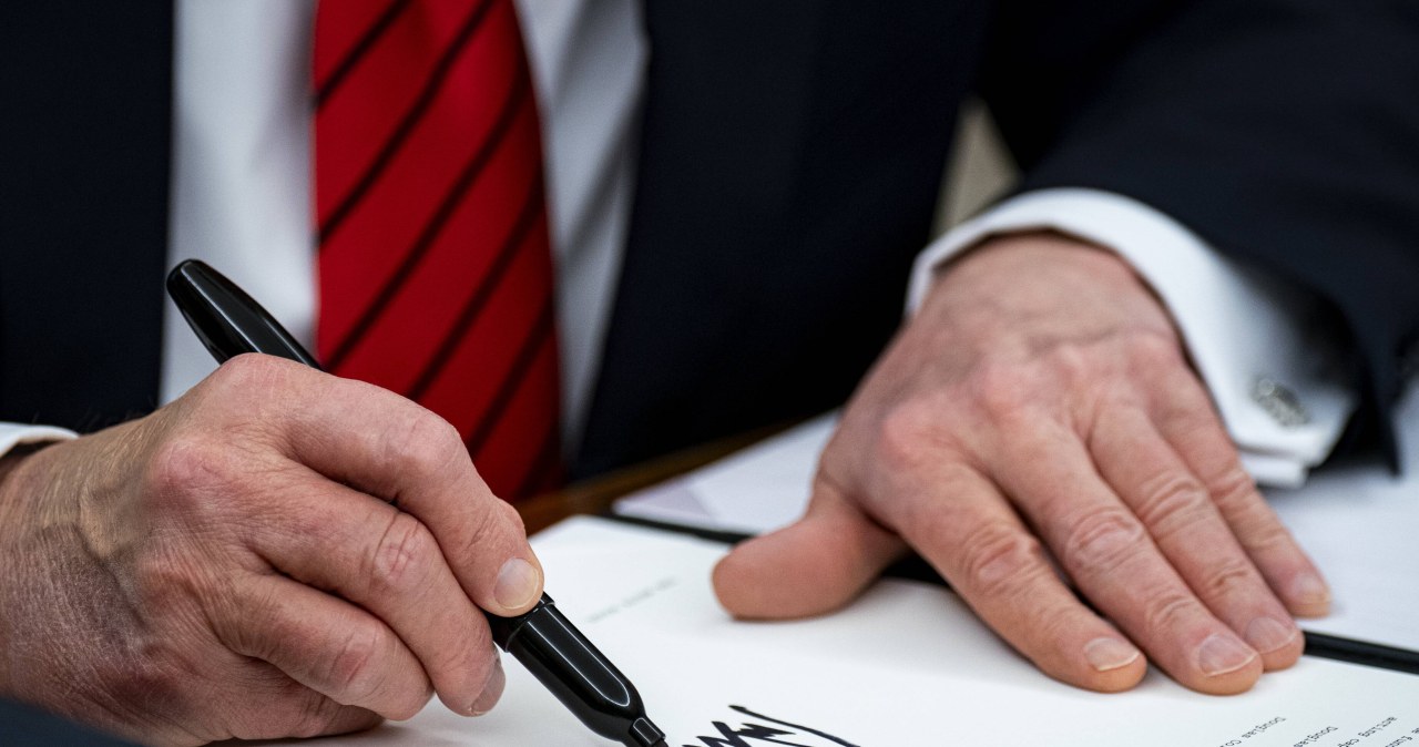 Trzy opcje dot. Rosji trafiły na biurko. Co podpisał, a co odrzucił Trump?