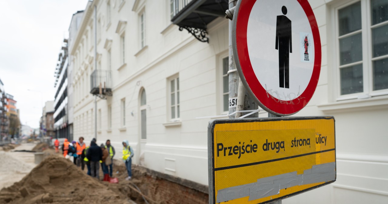 Ludzkie szczątki pod chodnikiem. Niezwykłe odkrycie podczas remontu ulicy w Warszawie