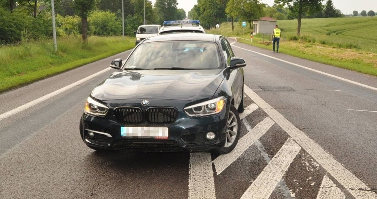 Niewiarygodne! Spał w aucie na środku drogi