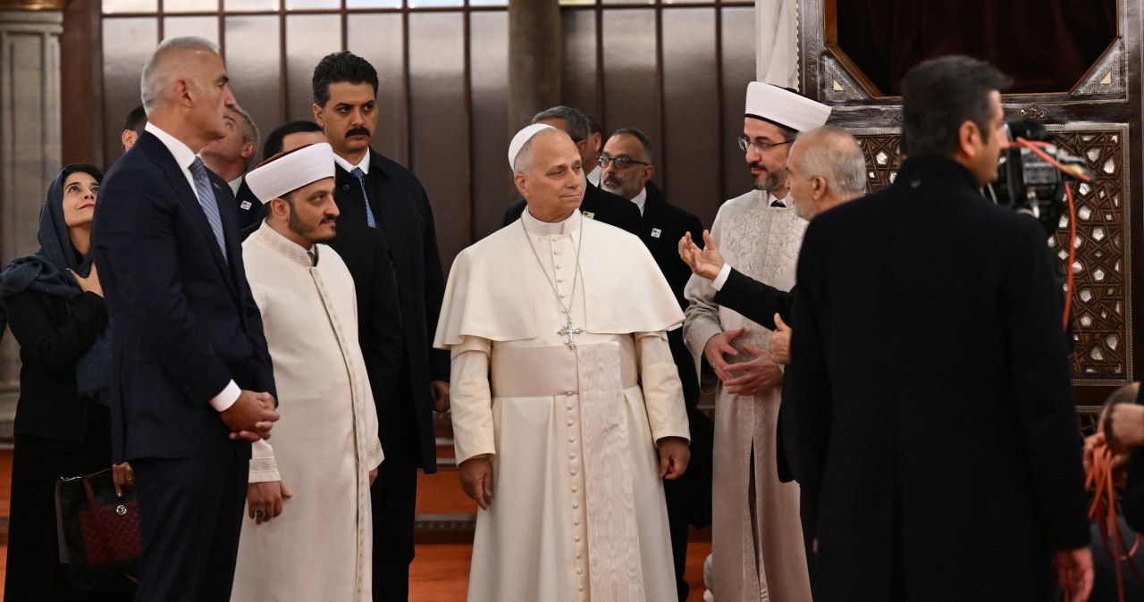 Leon XIV w meczecie. Symboliczny gest papieża