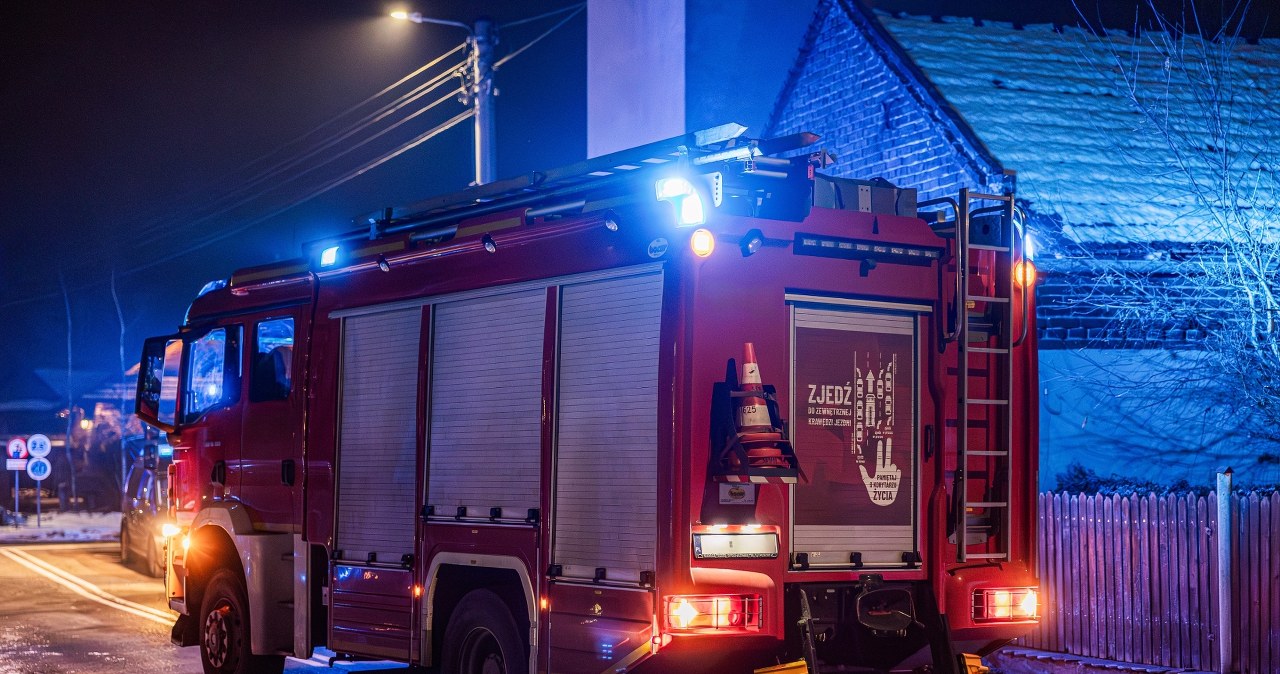 Samochód wjechał w dom na Śląsku. 13 osób ewakuowanych