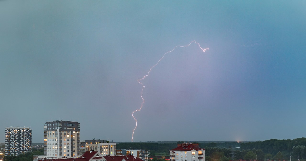 Nadciągają burze z gradem i silny wiatr. IMGW wydał alert dla 7 województw