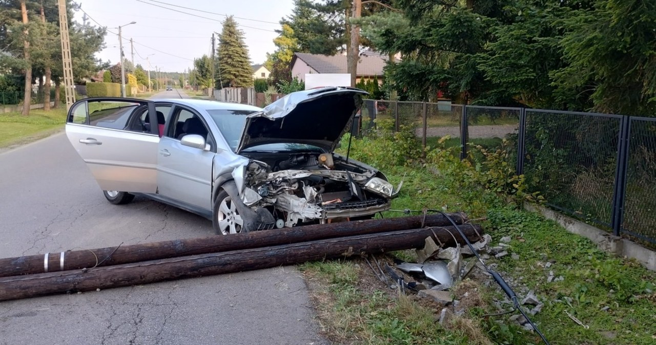 Z dwulatką, dwoma promilami i w ciąży. Z impetem wjechała w słup
