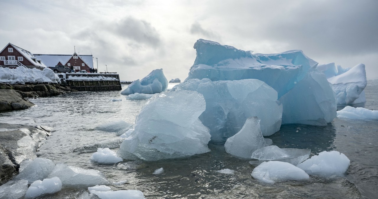 Grenlandia kurczy się i „dryfuje”. Widać to z Kosmosu