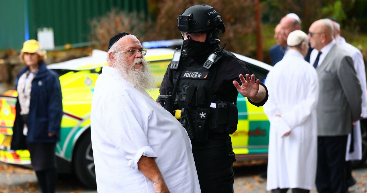 ​Atak na synagogę w Manchesterze. Jedna z ofiar zginęła od policyjnej kuli