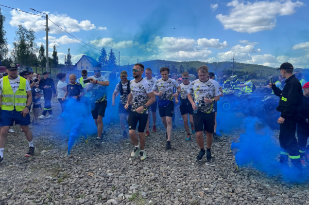 Na pomoc uwięzionym we własnym ciele. Tomasz Garbień i jego team biegną na Rysy