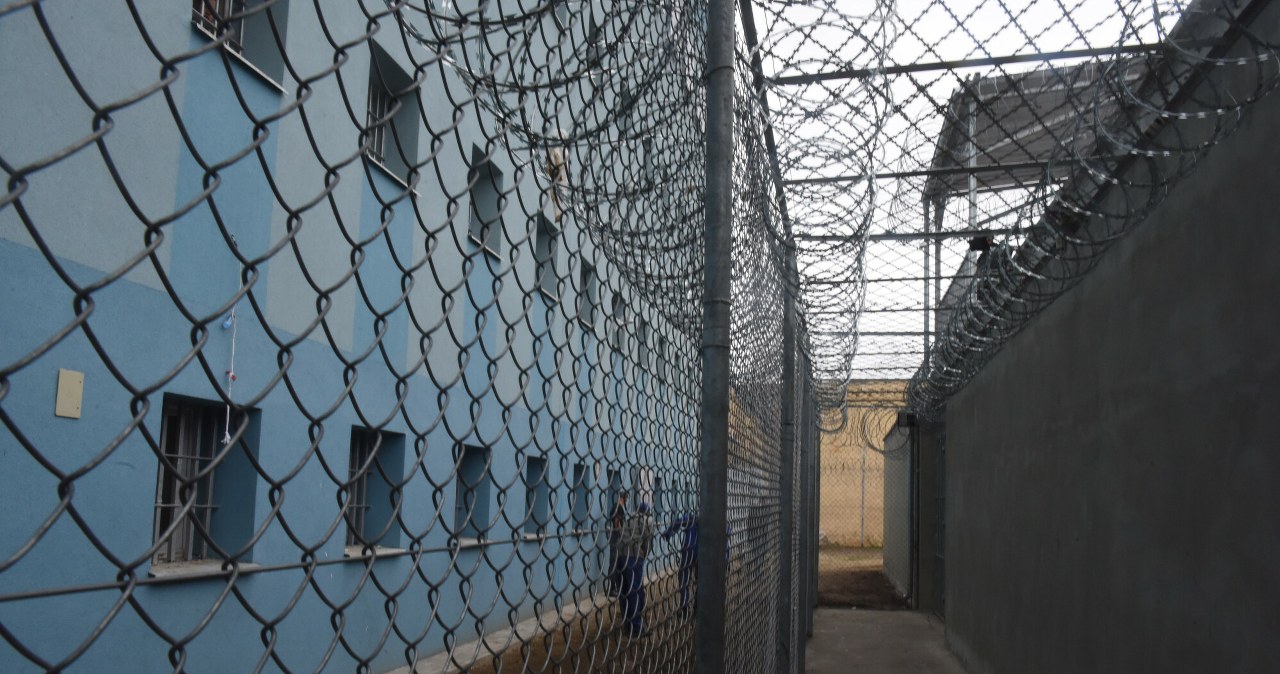 Ucieczka z aresztu zakończona wypadkiem. Osadzony w stanie krytycznym