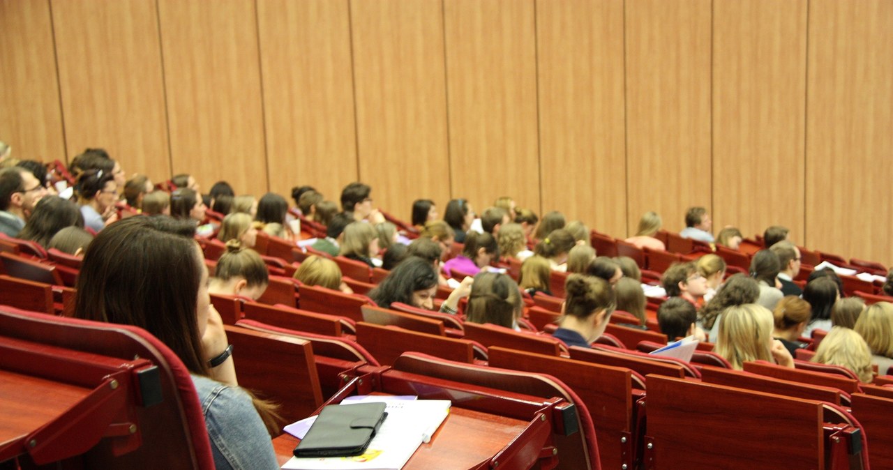 Dostają ponad 6 tys. zł miesięcznie za studiowanie. I tak bez końca