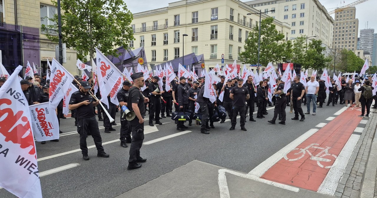 Mówią "nie" ograniczeniu świadczeń. Służba Więzienna protestuje w stolicy