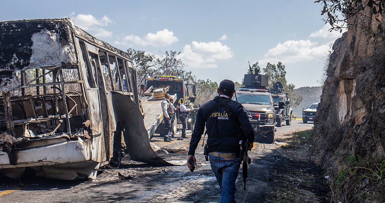 Zablokowane drogi, spalone samochody. Ambasada RP ostrzega Polaków