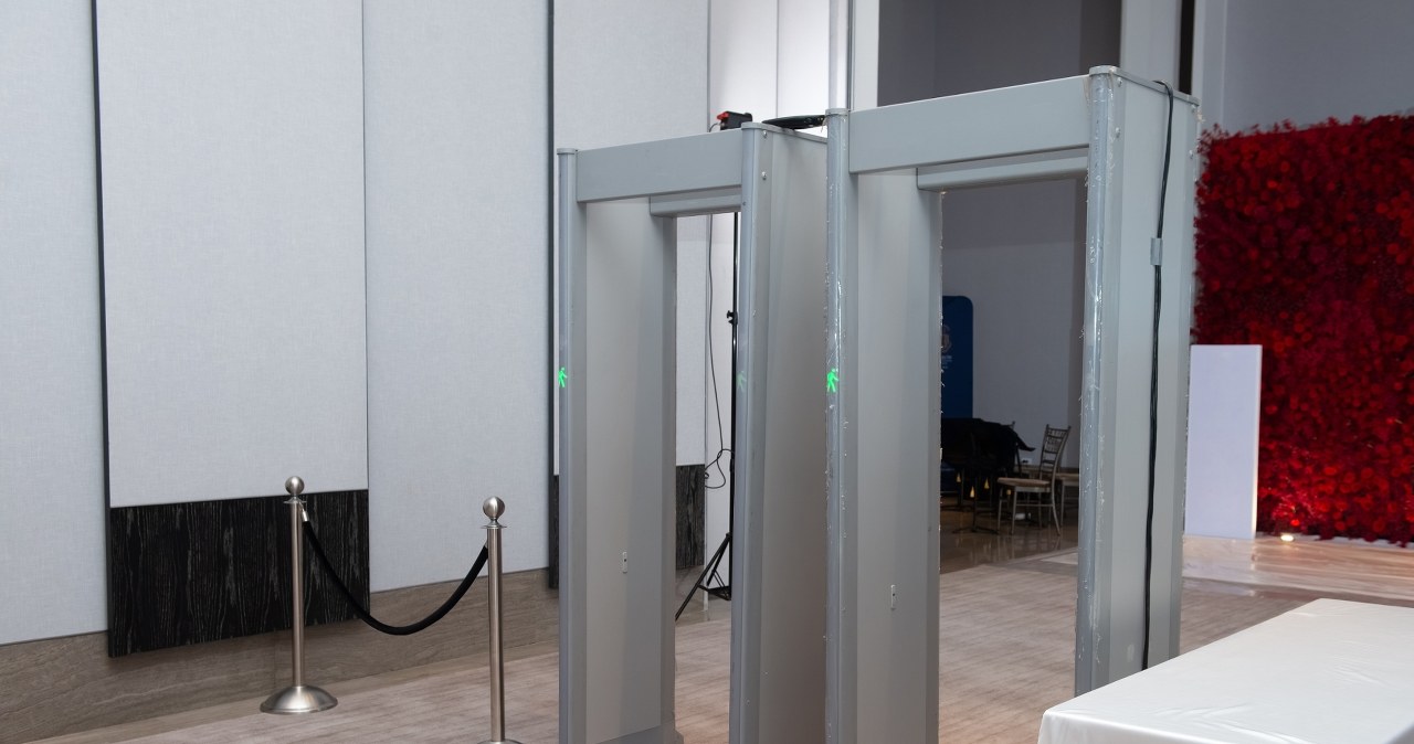 ​Bramki i detektory metali przy wejściu do szpitali? "Państwo musi zainwestować"