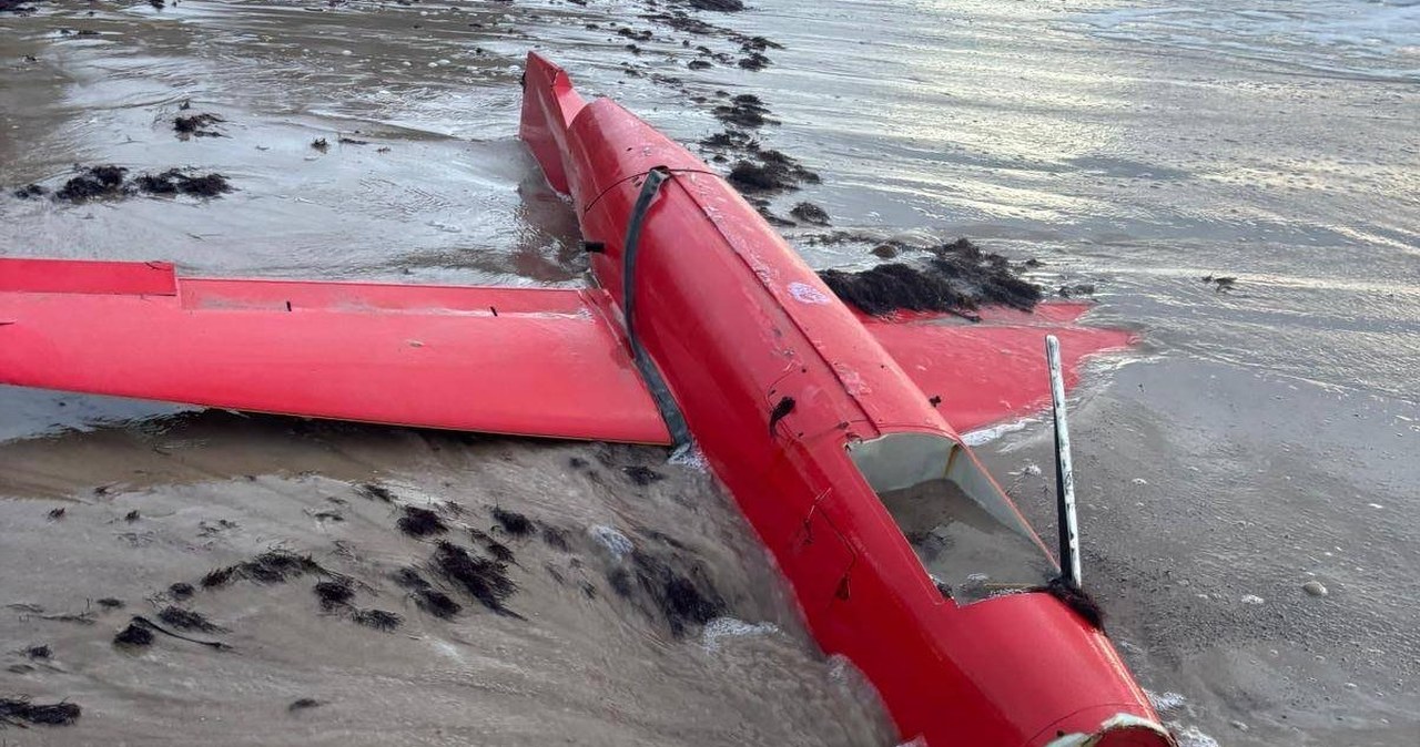 ​Czerwony dron na łotewskiej plaży. Wojskowi już wiedzą, co to za obiekt