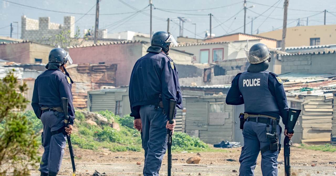 12 uzbrojonych ludzi weszło do tawerny i zaczęło strzelać. 10 osób nie żyje