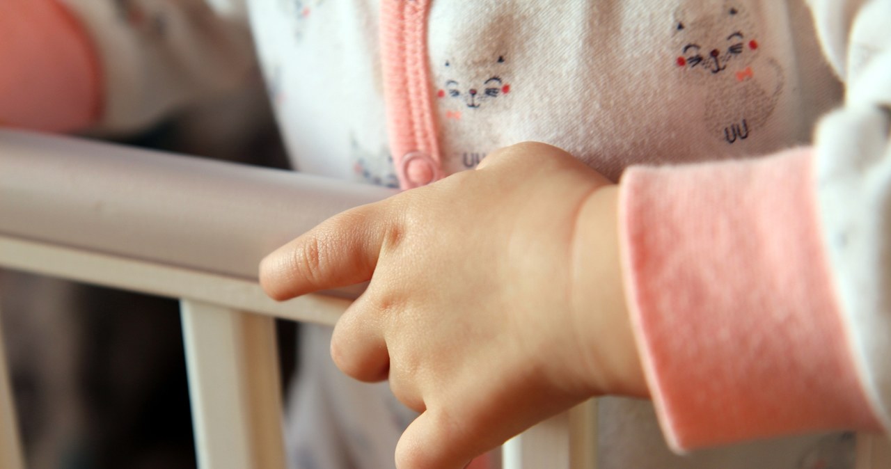 Zaniedbane dzieci, spleśniałe jedzenie i poszukiwany ojciec. Szokujące odkrycie policji