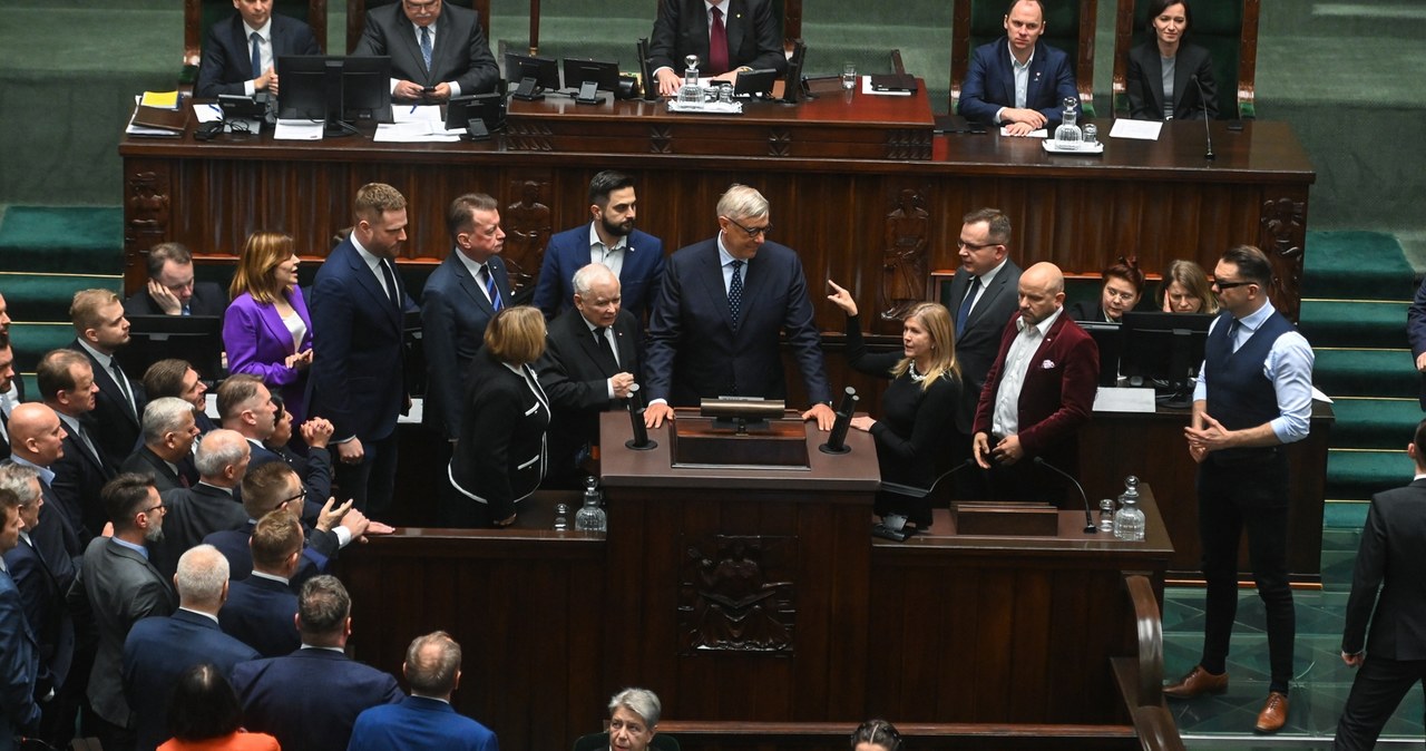 ​Na jaką partię oddasz głos? Zaskakująca zmiana lidera, zły sygnał dla Brauna