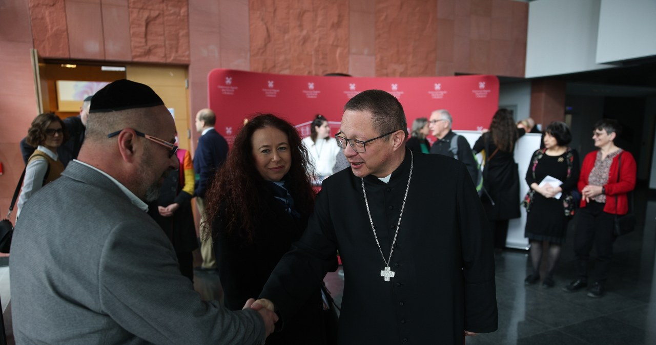 Kardynałowie Dziwisz i Ryś odwiedzili synagogę w Krakowie