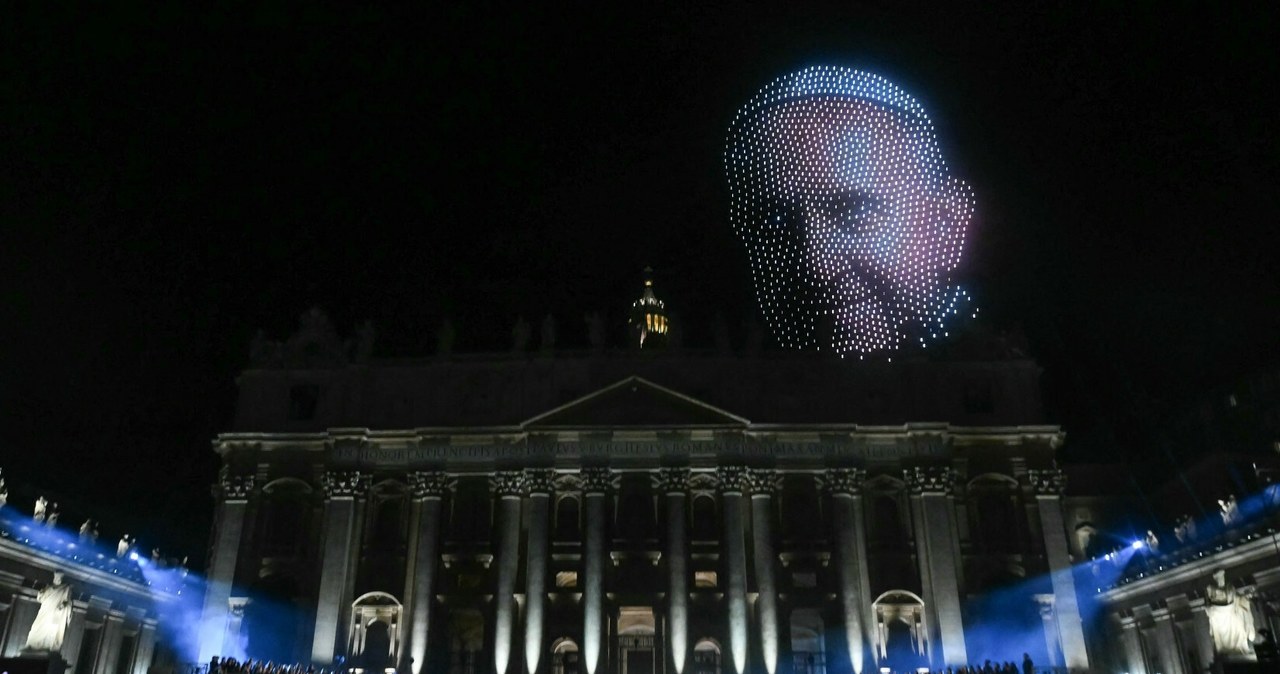 Tysiące ludzi na placu św. Piotra. Niezwykłe widowisko w Watykanie