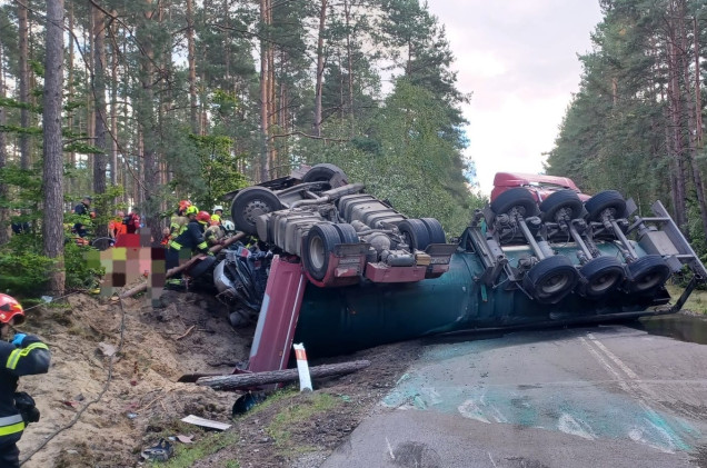 Koszmarny wypadek na Kaszubach. Samochód osobowy przygnieciony przez ciężarówkę