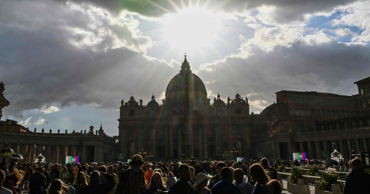 Snajperzy na dachach, stan najwyższej gotowości. Odliczanie do pogrzebu Franciszka