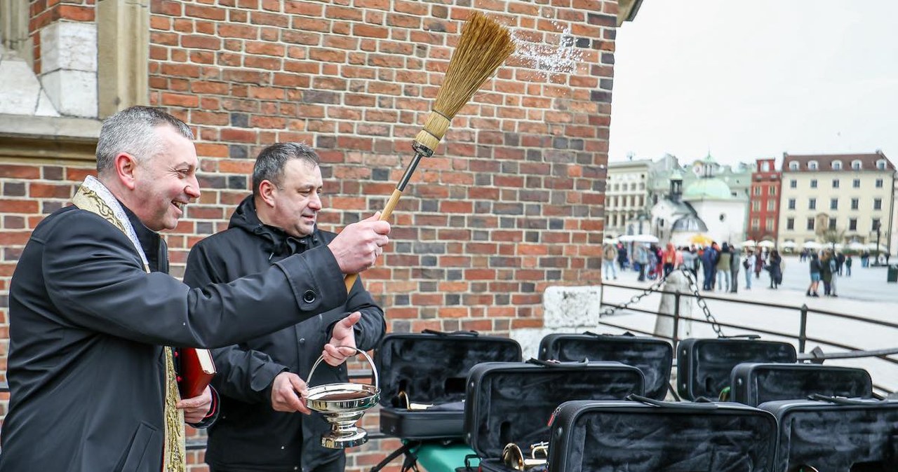 Hejnaliści z Krakowa dostali nowe trąbki. "Dobry, markowy sprzęt"