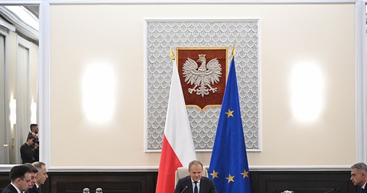Rząd przyjął projekty ustaw ws. obniżenia cen paliw