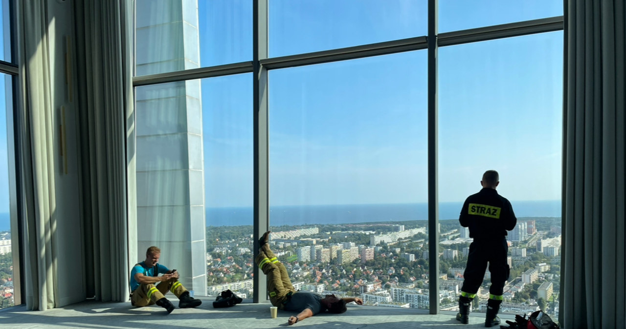 Na 34. piętro w rynsztunku. Strażacy rywalizują na schodach najwyższego wieżowca regionie