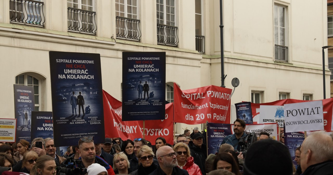 "Nie chcą umierać na kolanach. Pieniądze na papierze". Protest przed ministerstwem