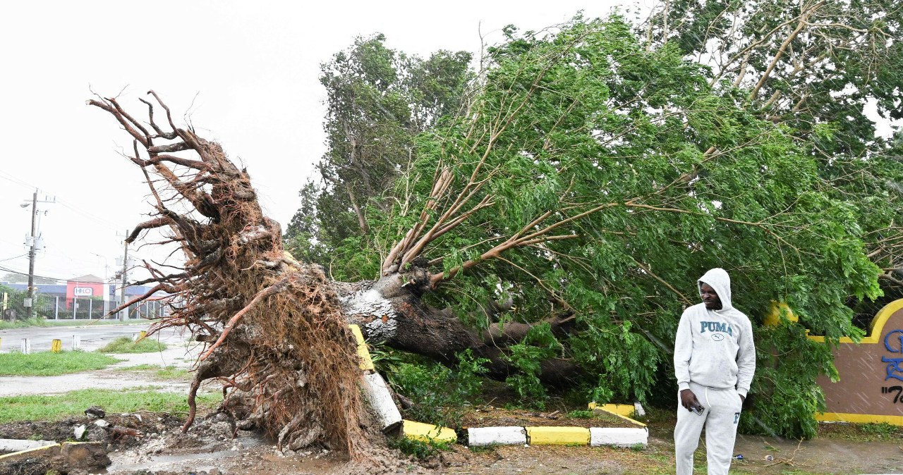Zerwane dachy, zniszczone szkoły i szpitale. Jamajka po huraganie Melissa