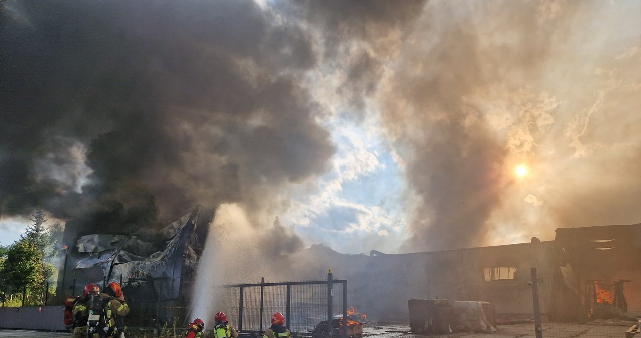 Trwa dogaszanie pogorzeliska po pożarze hali w Siemianowicach Śląskich