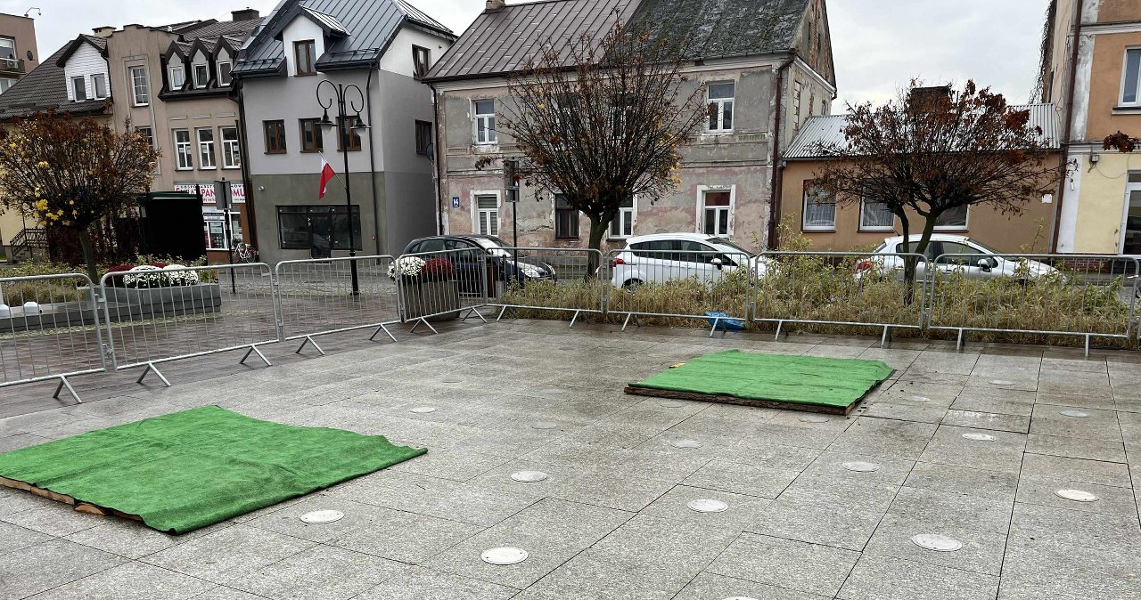 Niecodzienne sceny we Włodawie. Samochody zapadły się w miejskiej fontannie