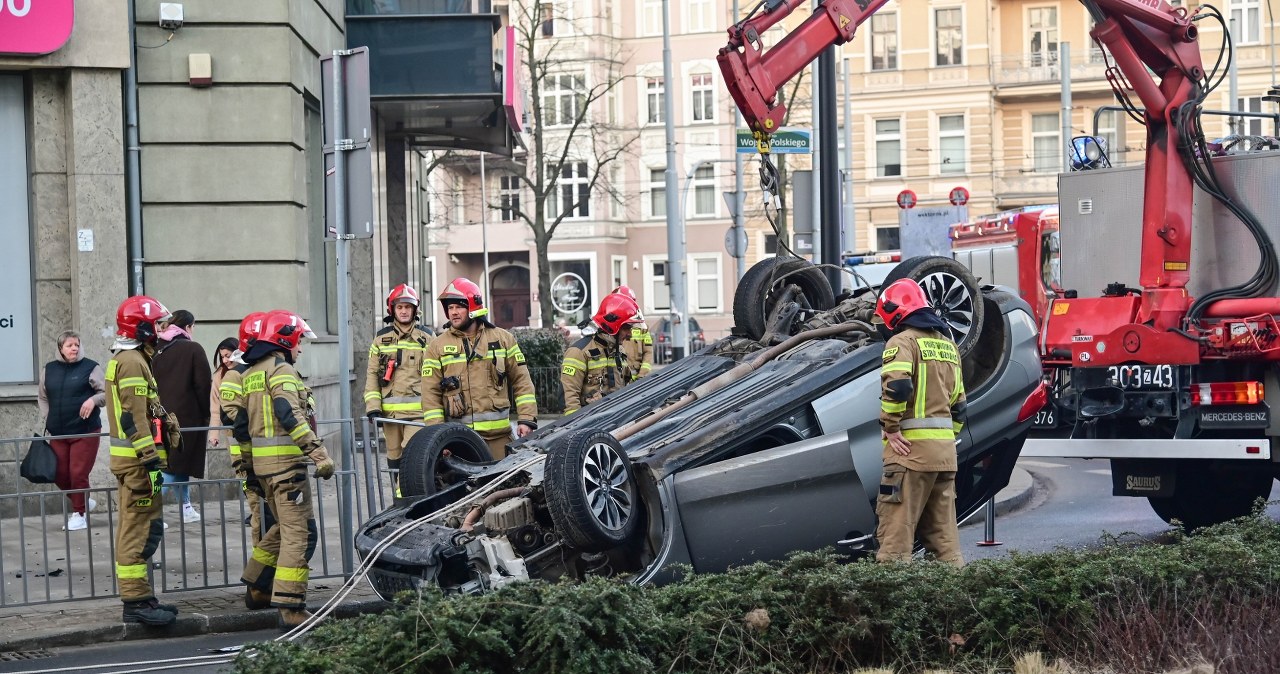 Dachowanie auta osobowego w centrum Szczecina