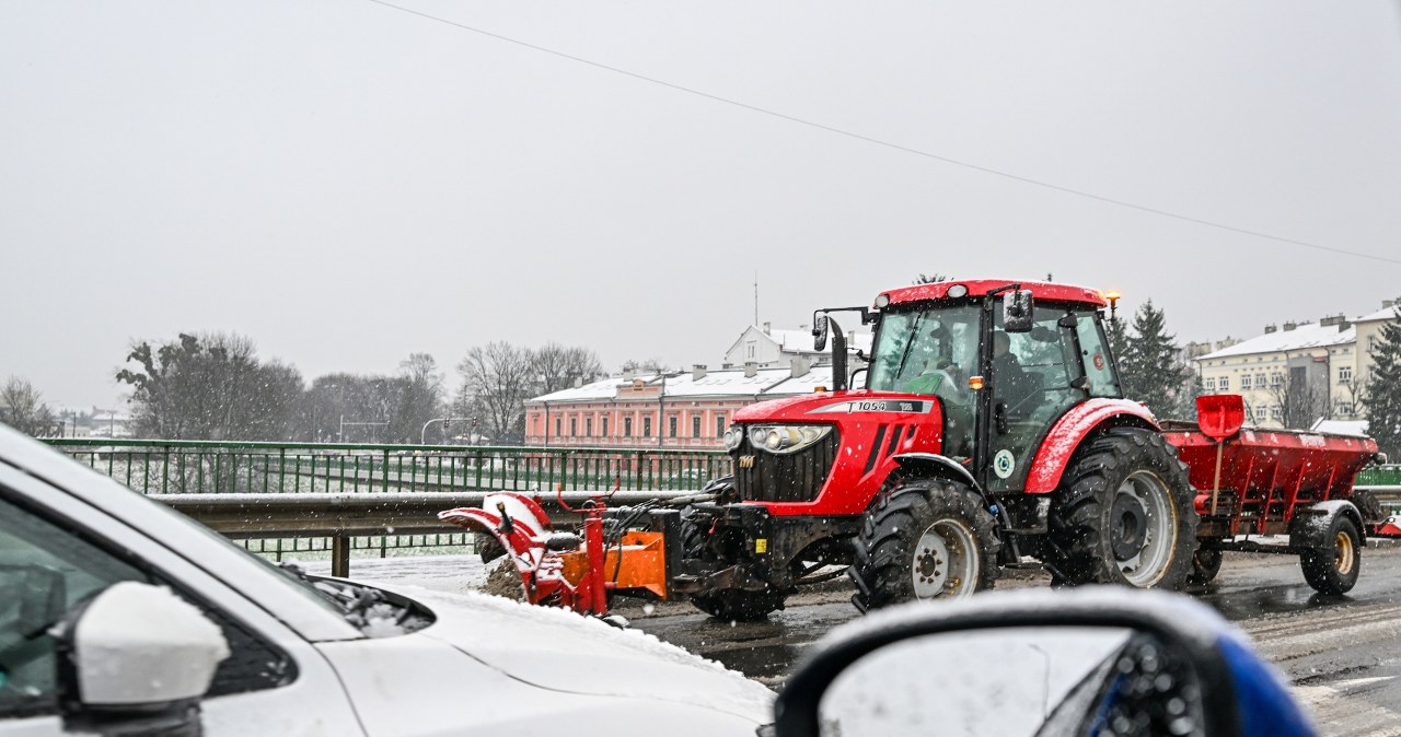 ​Podkarpacie zmaga się ze śniegiem. Seria wypadków i kolizji